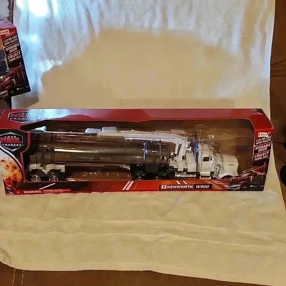 Kenworth W900 Log Hauler Big Rig. NEW IN BOX!! NEVER OPENED!!! - Picture 1 of 4